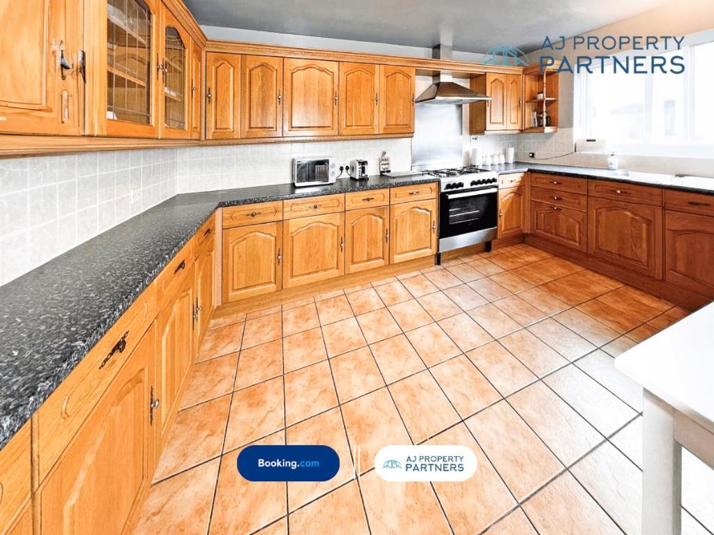 Premium Deal L Hill View Home L Last-Minute Offer L Cheltenham L Aj Properties L Perfect For Short Or Long Stays L 4Beds 4Bedrooms Esterno foto